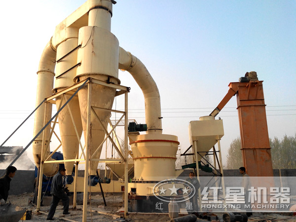 小型礦石磨粉機作業(yè)現(xiàn)場