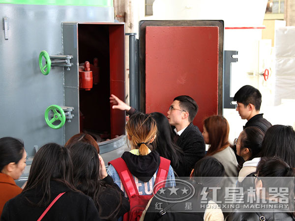 觀察雷蒙磨粉機(jī)內(nèi)部結(jié)構(gòu)