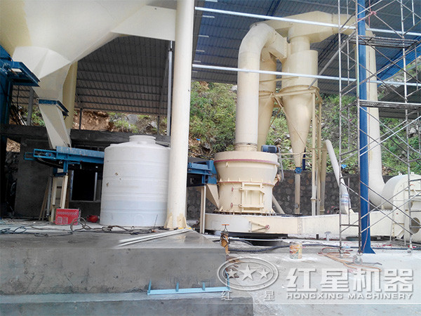 擺式磨粉機(jī)作業(yè)現(xiàn)場(chǎng)