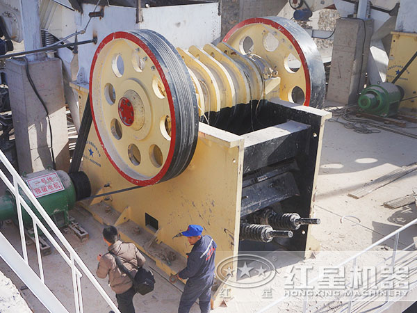 pe75顎式破碎機生產(chǎn)現(xiàn)場圖片