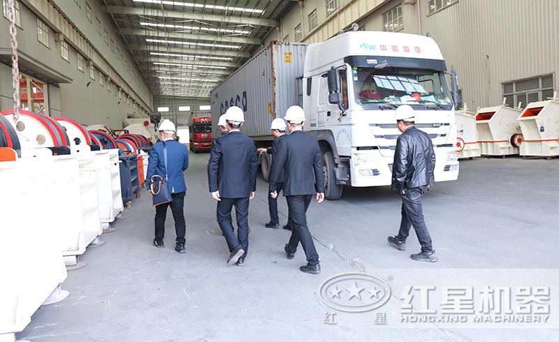 周先生一行人參觀紅星機(jī)器生產(chǎn)車(chē)間