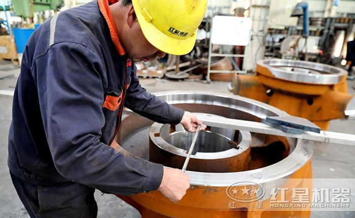 紅星機(jī)器打粉機(jī)車間作業(yè)現(xiàn)場(chǎng)