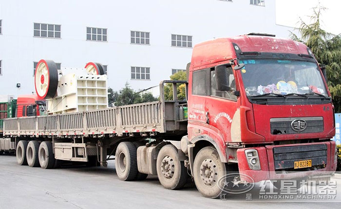 顎式破碎機(jī)發(fā)貨現(xiàn)場