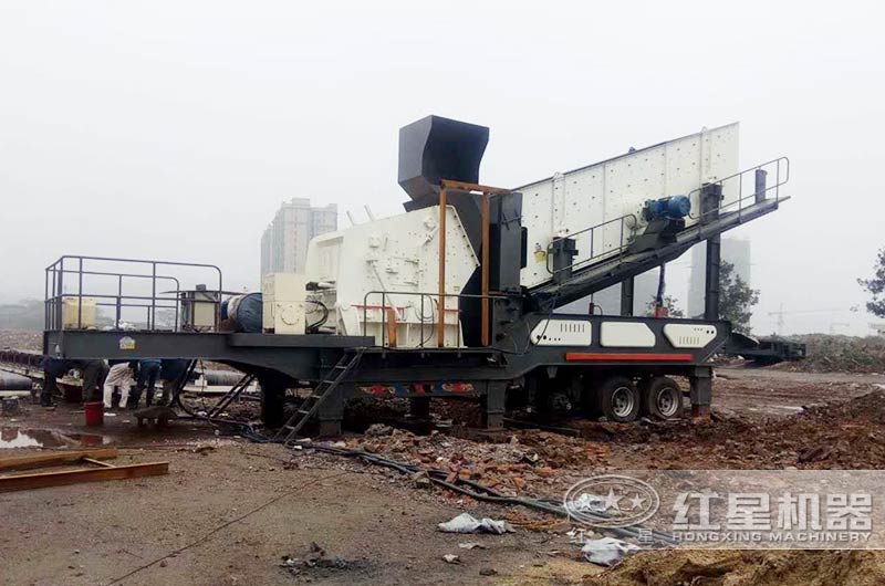 輪胎移動(dòng)反擊式破碎機(jī)作業(yè)現(xiàn)場(chǎng)