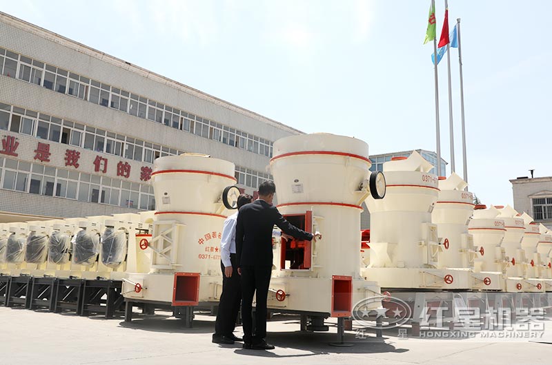 用戶來廠參觀超細(xì)磨粉機(jī)