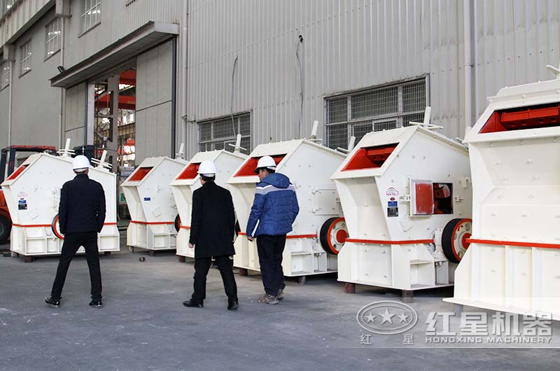 客戶參觀紅星機(jī)器反擊式破碎機(jī)車間