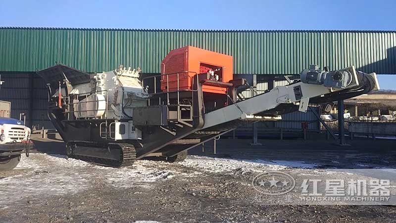 履帶移動(dòng)反擊式破碎機(jī)作業(yè)現(xiàn)場(chǎng)