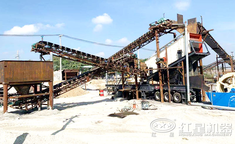 移動(dòng)式碎石機(jī)生產(chǎn)現(xiàn)場