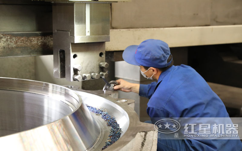 紅星機器磨石頭機器作業(yè)現(xiàn)場