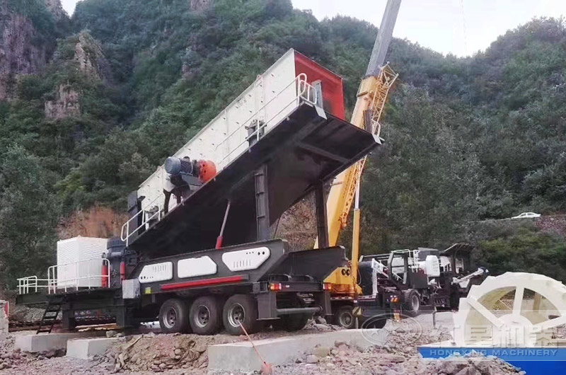 移動(dòng)破碎制沙機(jī)作業(yè)現(xiàn)場