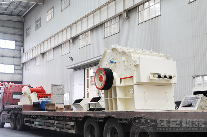 新型細碎制砂機廠區(qū)發(fā)貨
